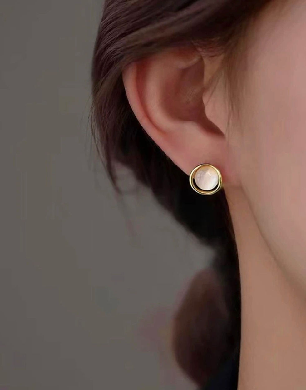 Thumbnail: Round Cream And Gold Stud Earrings