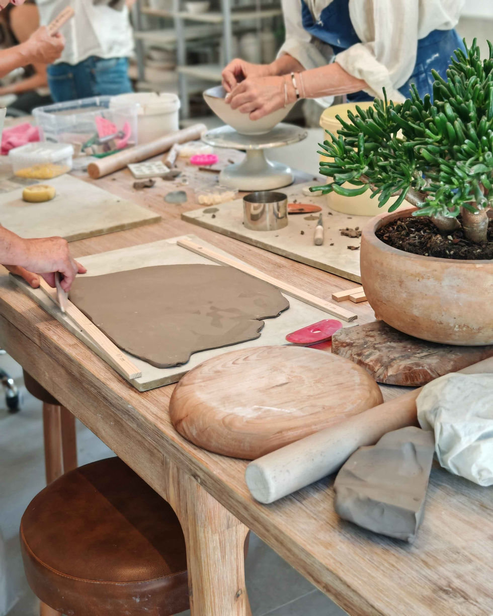 fabrication d'une assiette en argile a la plaque