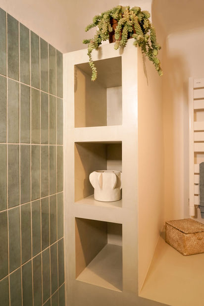 Niches décoratives maçonnées en béton ciré dans une salle de bain méditerranéenne