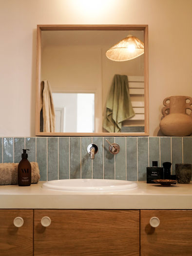 Rénovation salle de bain en béton ciré et rangements en bois sur-mesure dans le 13006
