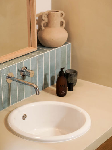 Rénovation salle de bain avec plan vasque en béton ciré Mercadier et crédence zellige bleu