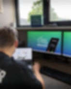 datmerkt aan het werk aan marketingprojecten