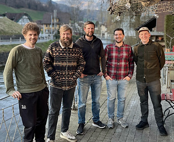 Gruppenbild querformat_edited.jpg