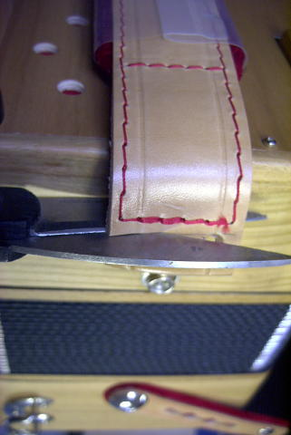 Coupez aux ciseaux ou au cutter