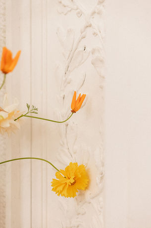 Detalle de flores naranjas y amarillas en la decoración de una boda. Instante detenido entre escenas de boda, fragmento poético y lleno de detalle – Pedro Sobrado