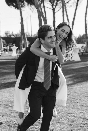 Pareja de recién casados paseando por una finca en su boda en Madrid, momento natural y auténtico captado por Pedro Sobrado