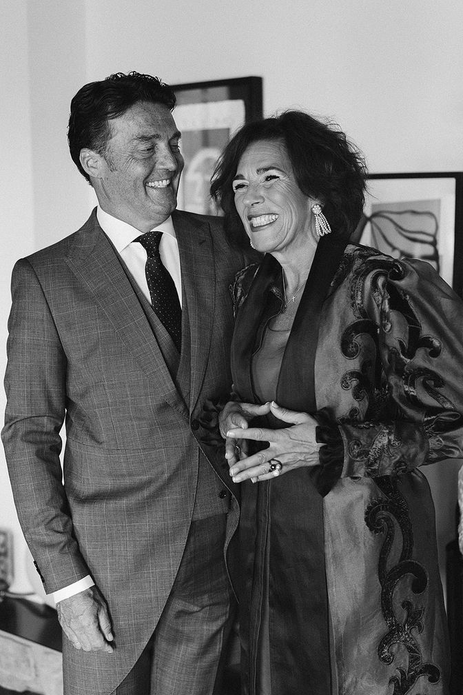 padres de la novia abrazándose con ternura