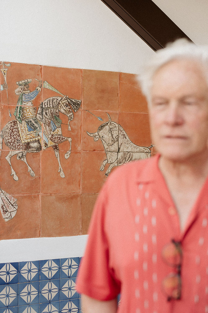 Detalle artístico de la cerámica en el interior del Parador.