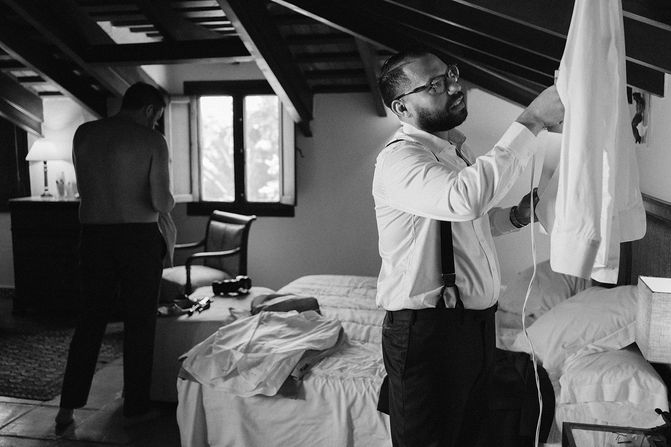 Preparativos del novio en la habitación con sus amigos.