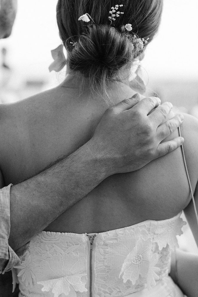 Abrazo íntimo de los novios al atardecer, instantes previos a la boda.