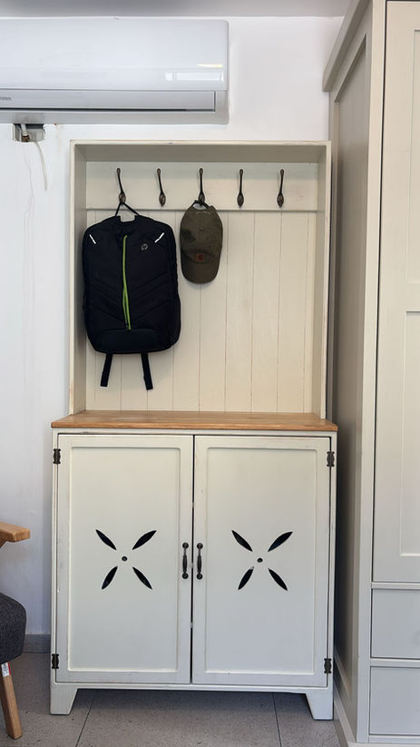 ארון כניסה מעץ מלא במראה וינטג' כפרי ובו שלושה מדפים לאחסון נעליים מאחורי דלתות ותלייה פתוחה