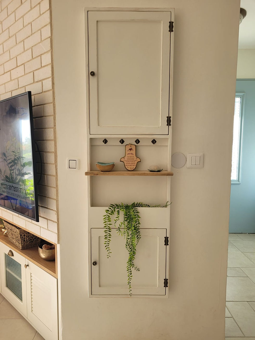 איך מכסים את ארונות החשמל והתקשורת בכניסה לבית