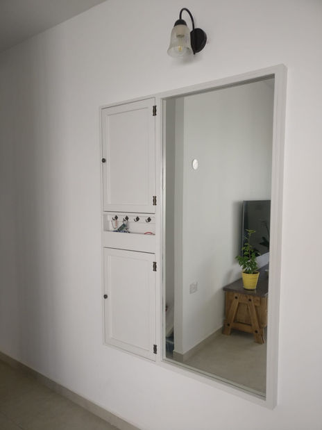 כיסוי עם מראת גוף לצד הדלתות לארונות