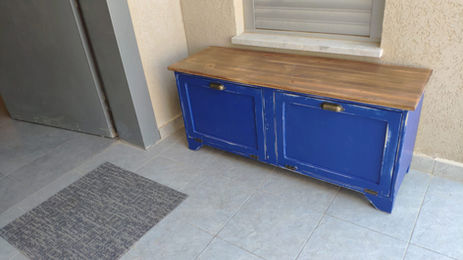 ספסל נעליים מעץ מלא בצביעה כחולה בסגנון וינטג'.