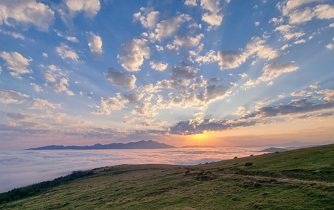 Lever de soleil Pyrénées en Ariège, symbolisant l’ancrage local et l’inspiration d’Influence Occitane.