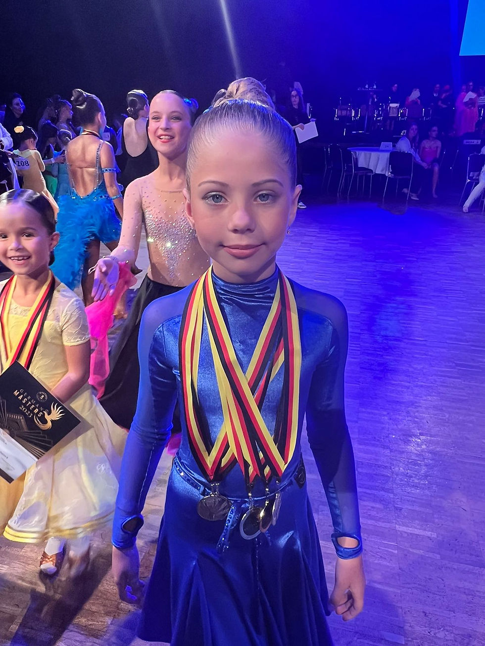 Junge Tänzerinnen und Tänzer von Iryna Vikatto – Tanzclub Karneval Bielefeld