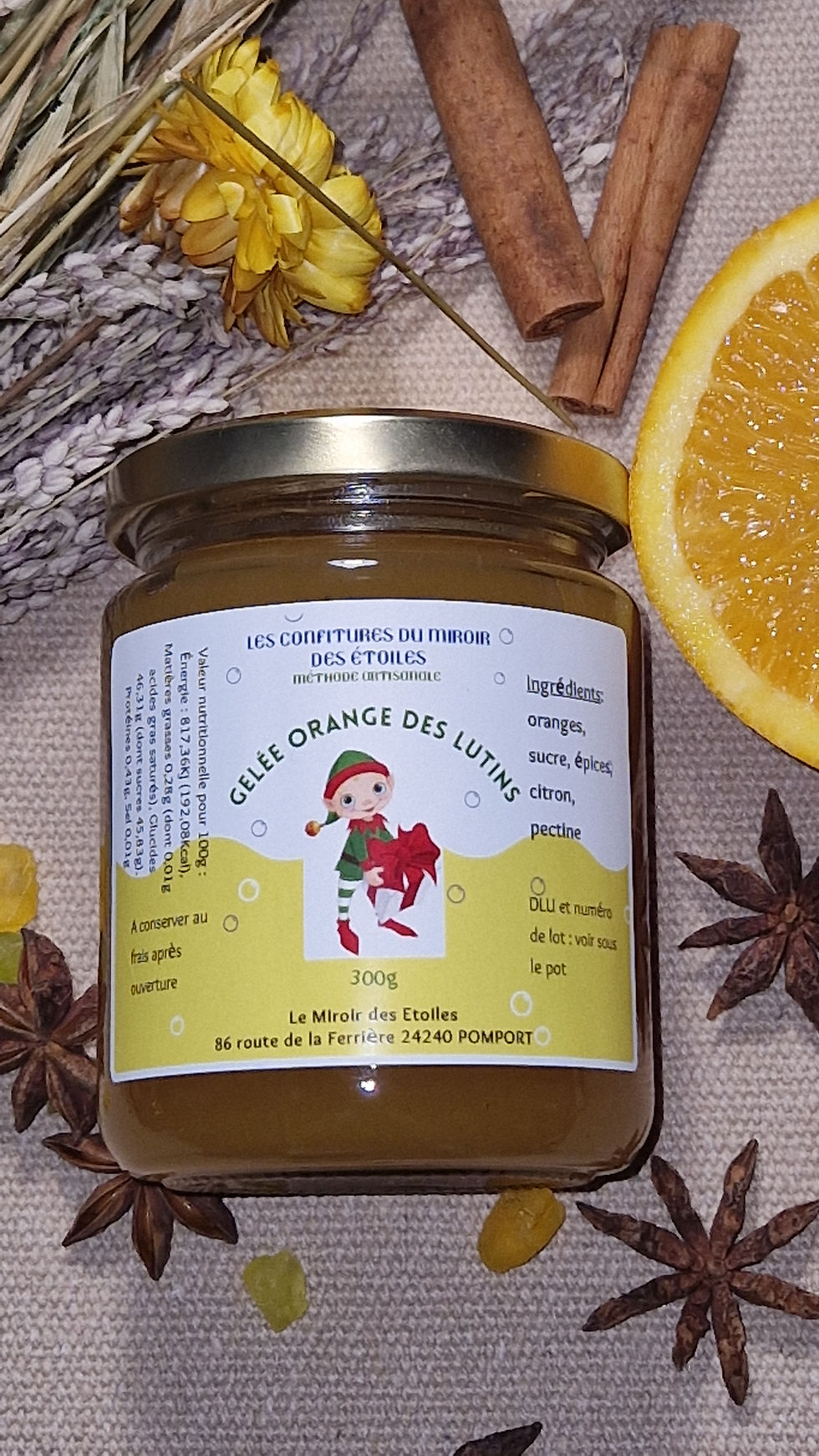 Pot de gelée d'orange des lutins avec des étoiles de badianes, de l'orange et de la cannelle