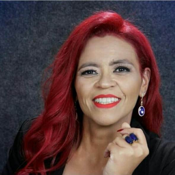 Psicóloga Daniela Oliveira: morena, cabelos vermelhos