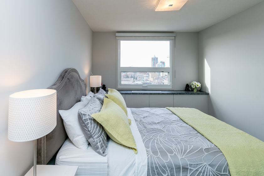 MISSAO bedroom with green bedding 