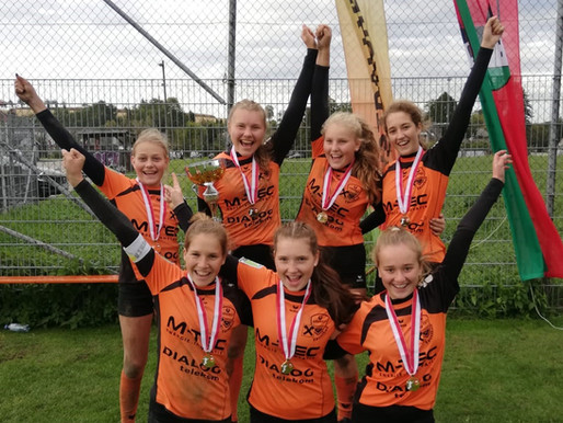 U14 und U18 strahlen vom Podest