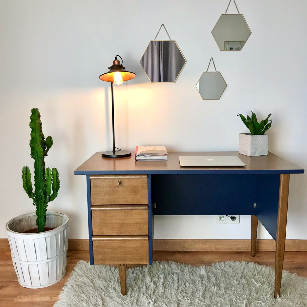Bureau bleu et bois