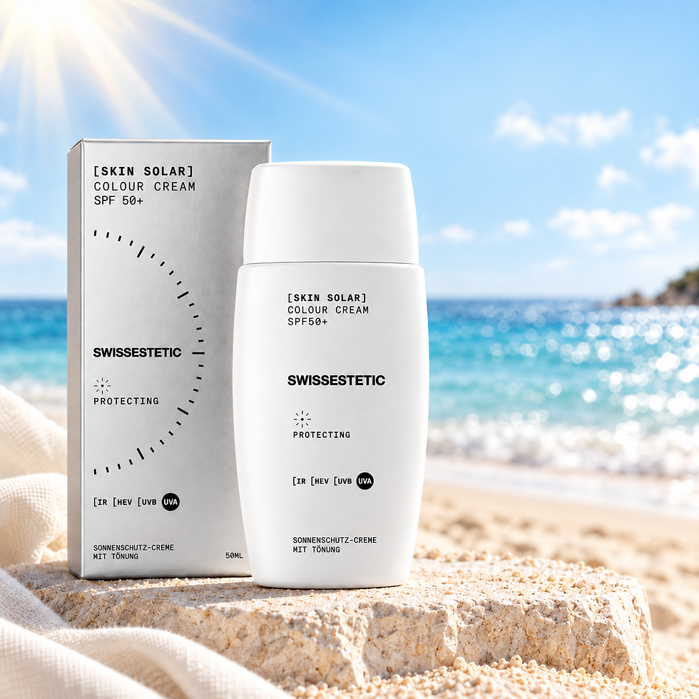 SKIN SOLAR COLOUR CREAM SPF50+ getönte Sonnenschutzcreme von swissestetic am Strand mit Meer und Sonne im Hintergrund