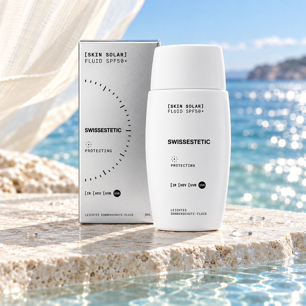 SKIN SOLAR FLUID SPF50+ leichter Sonnenschutz von swissestetic mit Produktverpackung auf Marmorstein umgeben von Meer