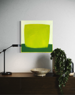 Œuvre abstraite contemporaine d’Annie Labbé : grand format à l’acrylique présentant une forme organique vert lime vibrante sur fond neutre, explorant la couleur, la lumière et l’espace. Contemporary abstract painting by Canadian artist Annie Labbé: large vibrant yellow green organic shape on a neutral background, exploring color, light, and spatial tension.
