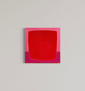 Œuvre abstraite contemporaine d’Annie Labbé : grand format à l’acrylique présentant une forme organique rouge vibrante sur fond neutre, explorant la couleur, la lumière et l’espace. Contemporary abstract painting by Canadian artist Annie Labbé: large vibrant red organic shape on a neutral background, exploring color, light, and spatial tension.
