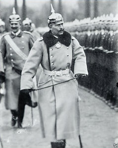 Der deutsche Kaiser Wilhelm von Hohenzollern nimmt die Parade seiner Soldaten ab, bevor die meisten von ihnen im Ersten Weltkrieg umkamen