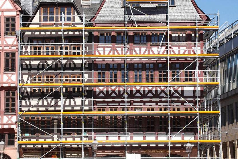 Ansicht von einem Fachwerkhaus das mit einem Gerüst umgeben ist