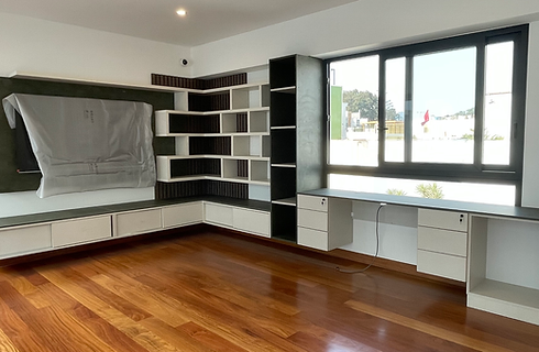 Mueble para TV y escritorio construido en la realidad.