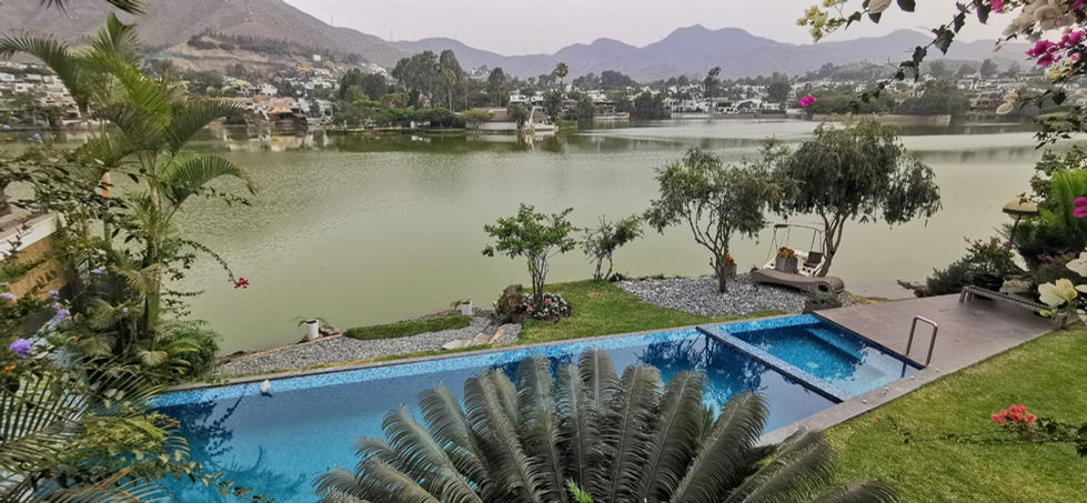 Piscina con vista a la laguna.