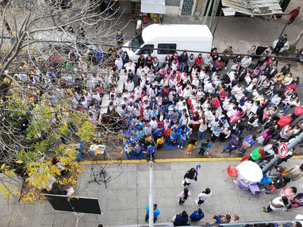 El festejo del 25 de mayo viajó de la escuela a la calle