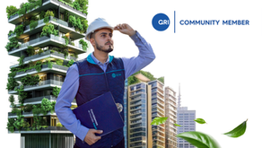 Hombre con casco blanco, representa seguridad y sostenibilidad con mirada hacia el futuro