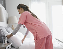 Accueil Infirmière Making Bed