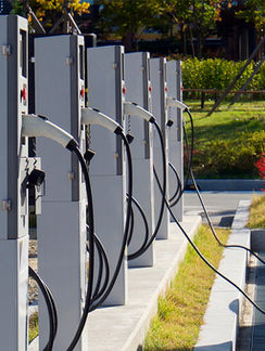 Eletromobilidade pode multiplicar por 12 a demanda elétrica no Brasil até 2035 e redes urbanas já entram no radar técnico