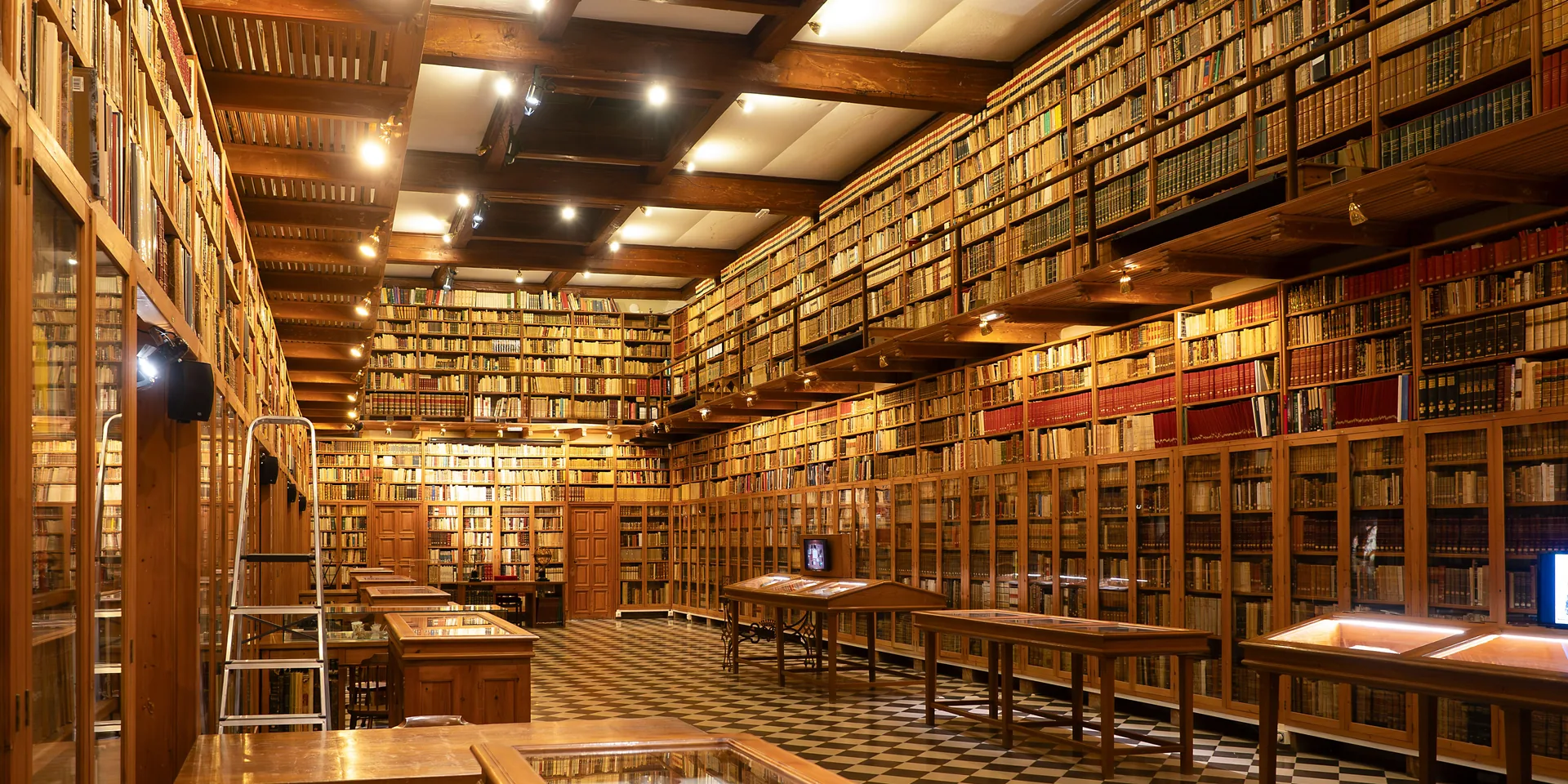 Estanterías y mesas de lectura en la biblioteca de Peralada, España