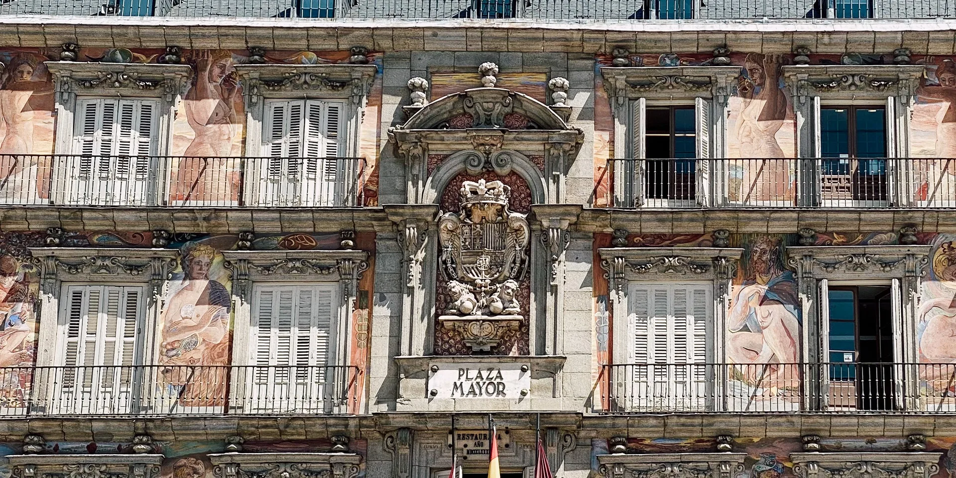 Fachada histórica y banderas de la Plaza Mayor de Madrid