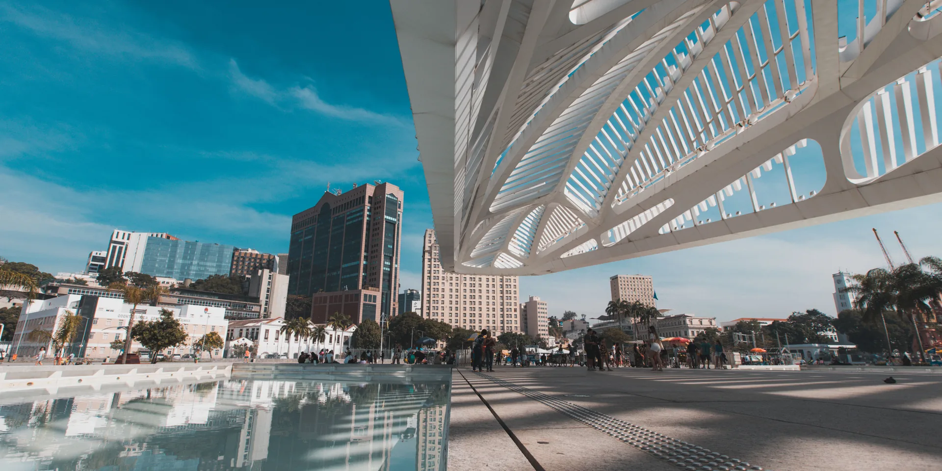 Arquitectura contemporánea y estanque en Valencia