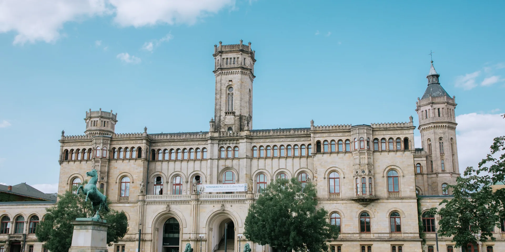 Edificio histórico principal de la Universidad Leibniz de Hannover, Alemania