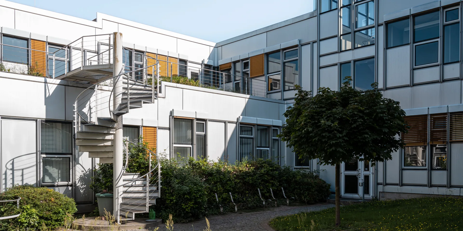 Edificios universitarios modernos y una escalera exterior en Berlín