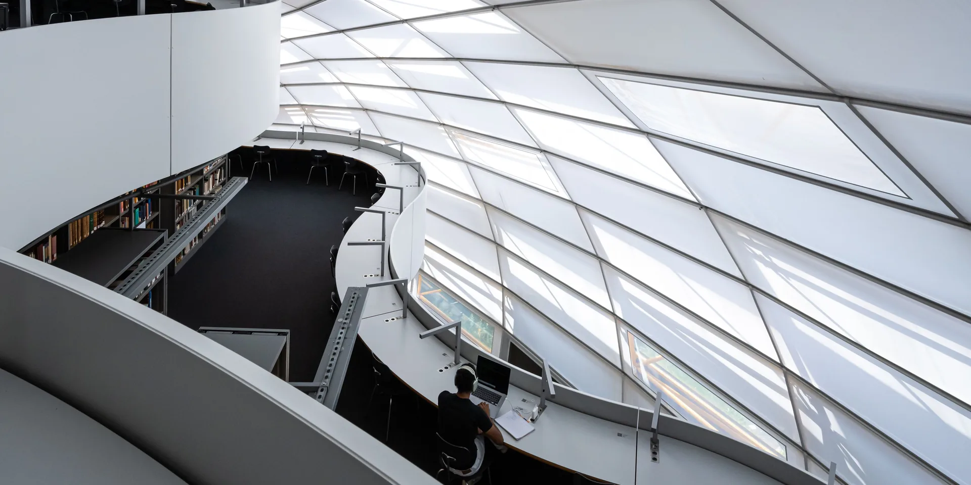 Galerías de lectura y cubierta curvas de una biblioteca universitaria de Berlín