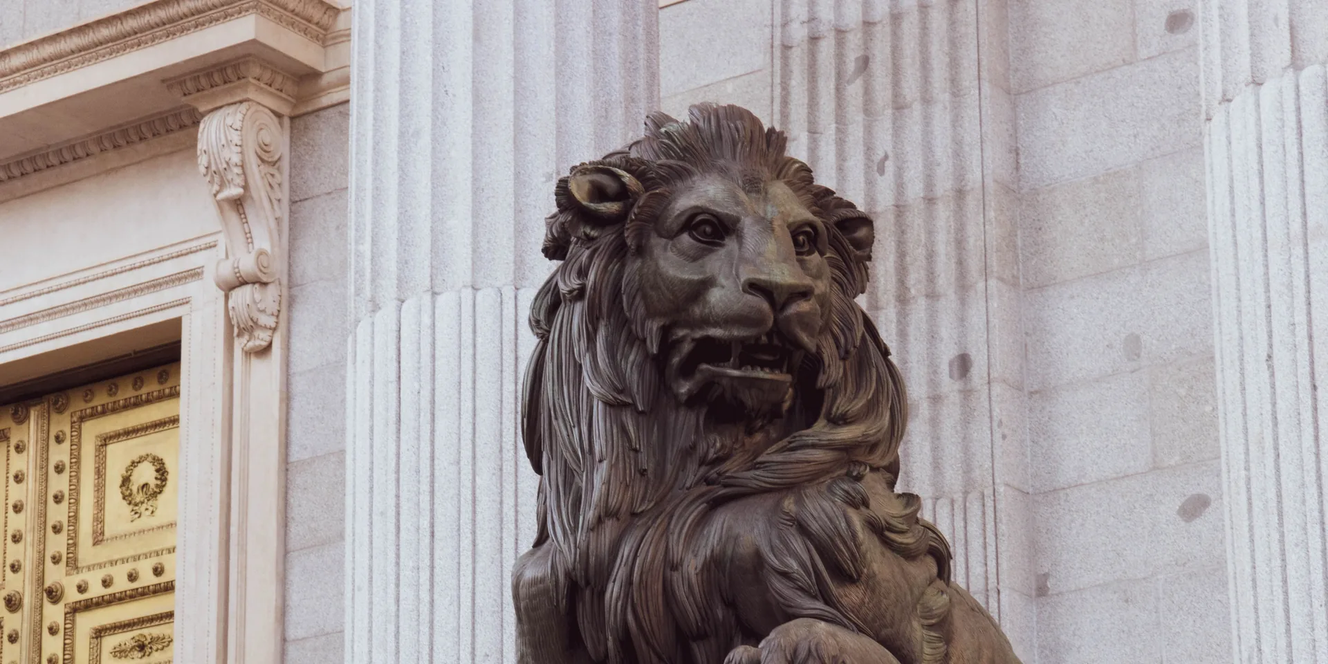Escultura de un león ante el Congreso de los Diputados de Madrid