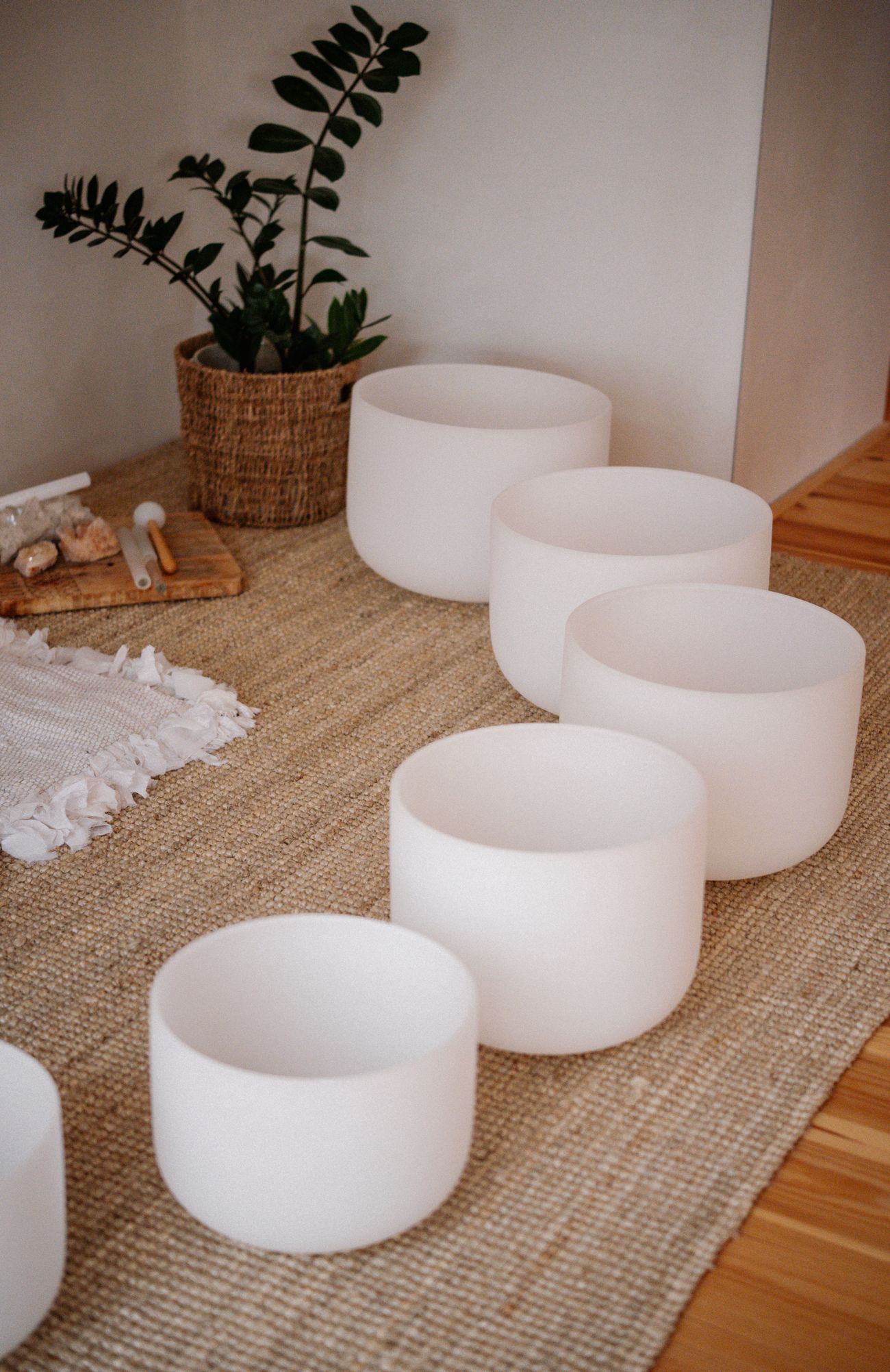 Cuencos de cuarzo blancos en un espacio de meditación luminoso
