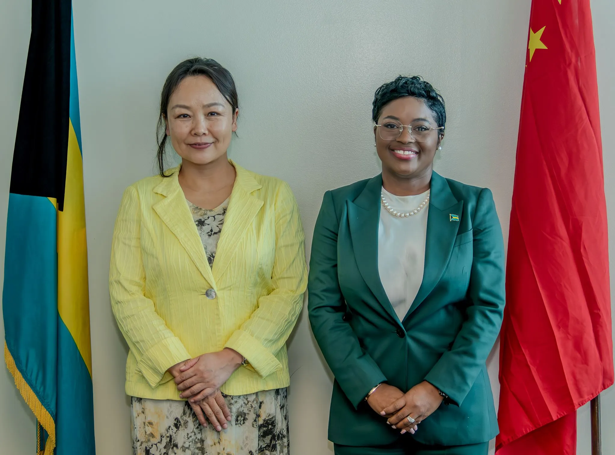 Energy and Transport Minister receives the Chinese Ambassador in a courtesy call