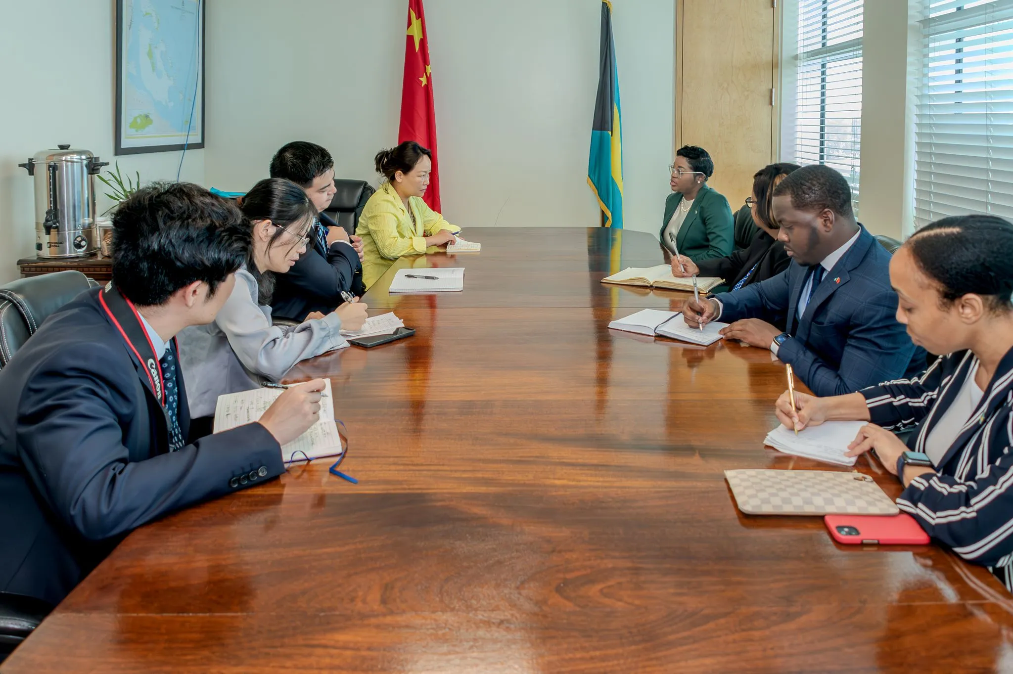 Energy and Transport Minister receives the Chinese Ambassador in a courtesy call