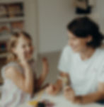 lachendes Kind und erwachsene Frau