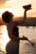 into.essence Maria Cristina Kaufmann Klangschale und Sonnenuntergang und Frau - Foto: linefoto