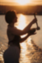 into.essence Maria Cristina Kaufmann Klangschale vor dem Wasser mit Sonnenuntergang- Foto: linefoto